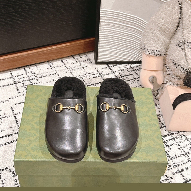 G*u*i slippers